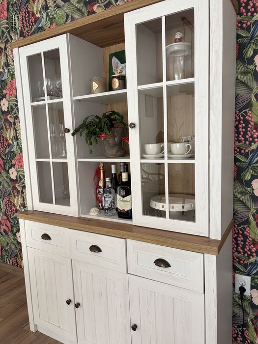 Witryna przeszklona, kredens