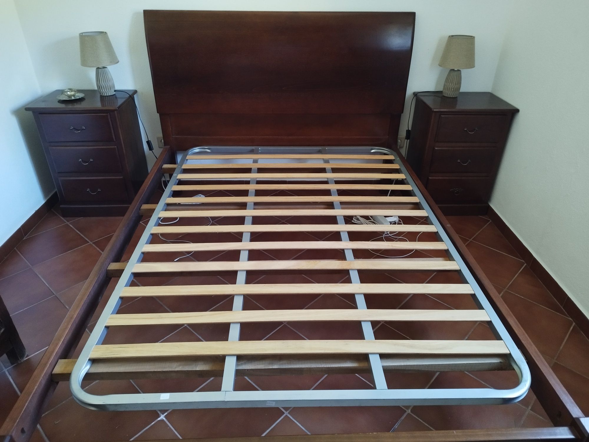 Cama de madeira com 2 mesas cabeceira e colchão novo