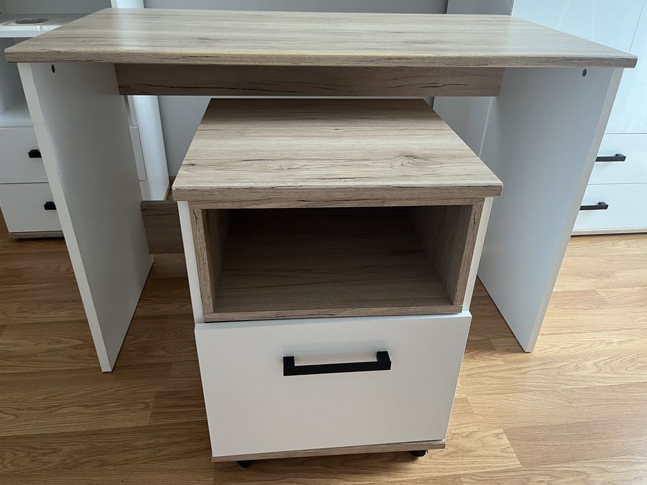 Biurko z szafką i krzesłem