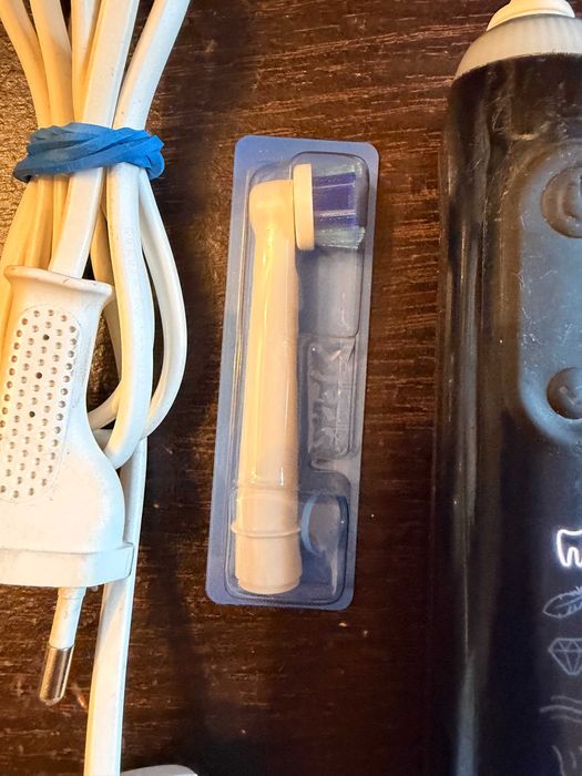 Szczoteczka Oral-B Genius + ładowarka + końcówka