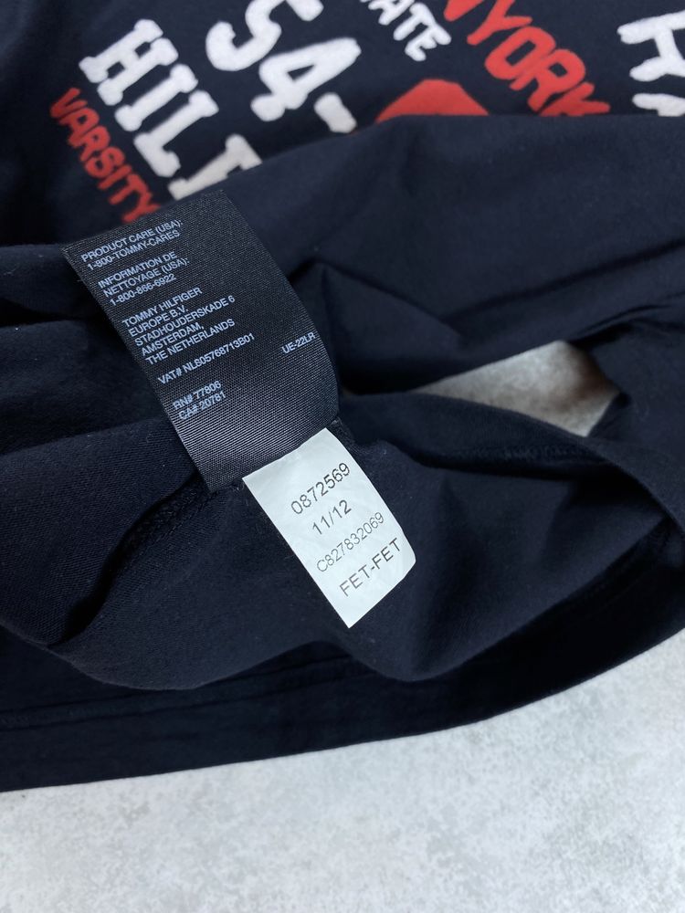Темно-синя футболка tommy hilfiger з виразним брендингом – стиль