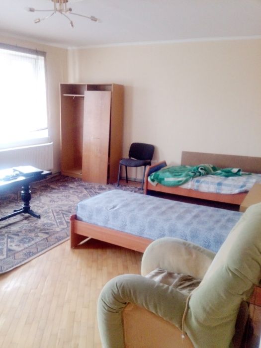 В 2-х этажном доме,комнаты, (бомбоубежище, свет всегда)