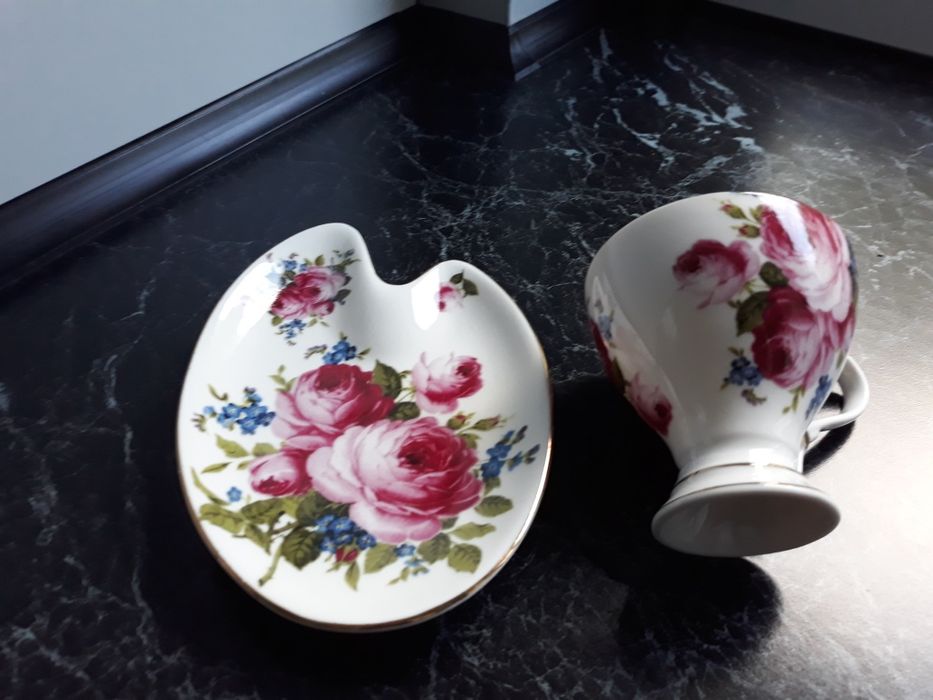 Stara angielska filiżanka w róże.