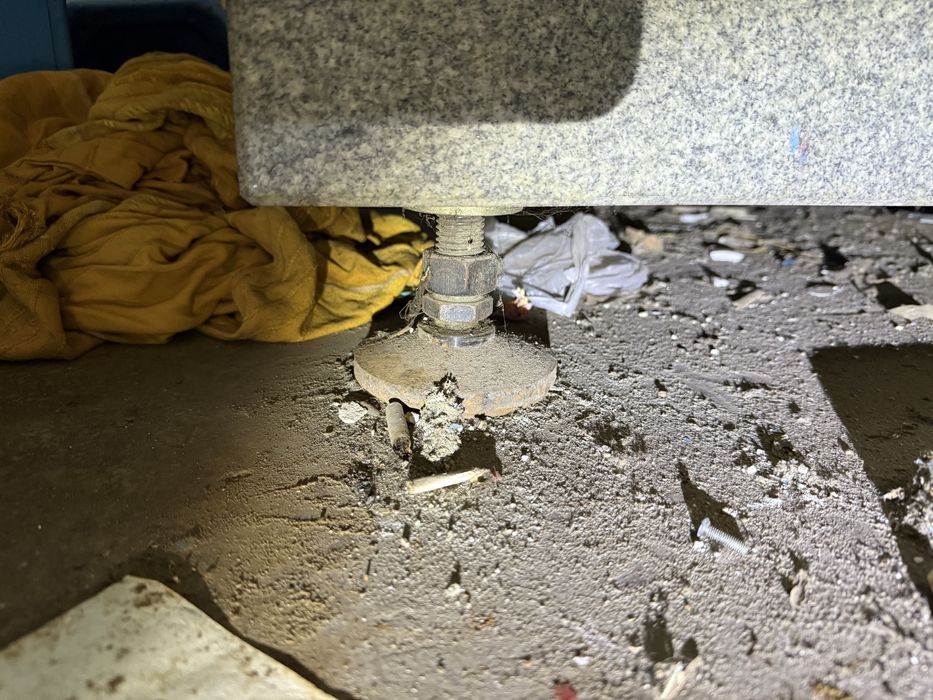 Стол гранитный .