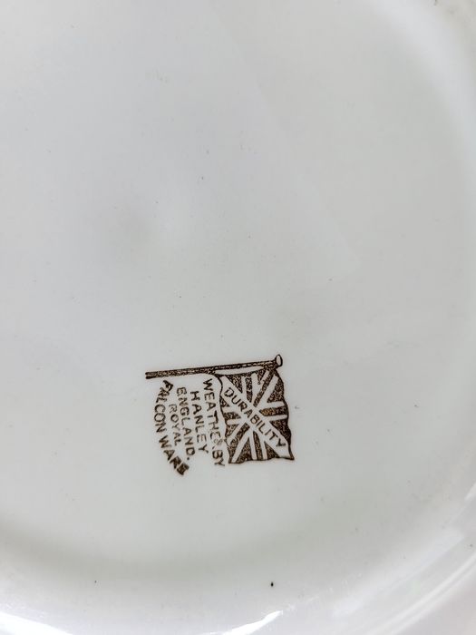 Dwa stre angielskie talerze