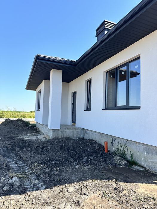 Продам сучасний будинок поруч автосалону по вулиці Київська