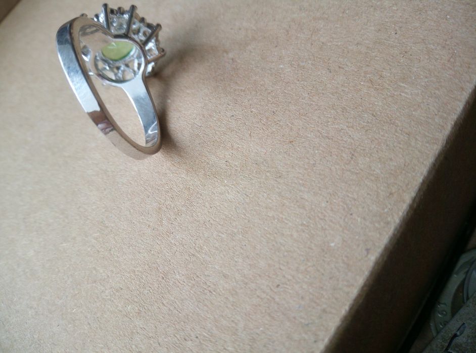 Срібна каблучка з дорогоцінним каменем