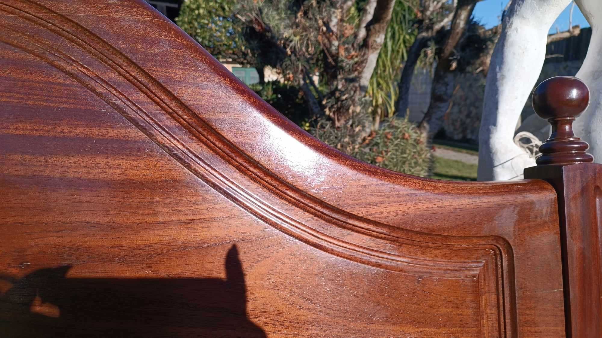 Cama de solteiro em  mogno