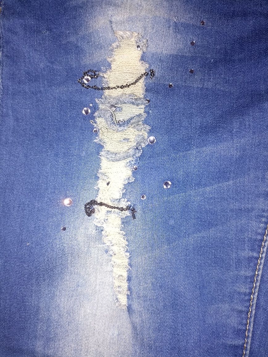 Jeansowe spodnie rurki z przetarciami, cyrkonie, łańcuszki R.42
