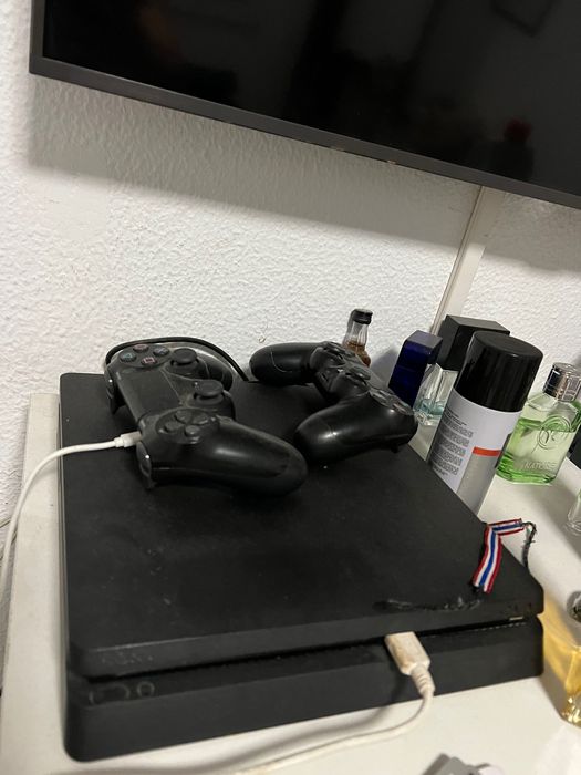 Ps4 e dois comandos.