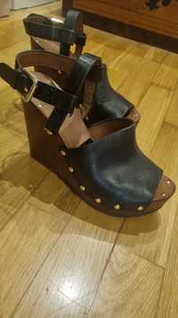 Sandalias altas pretas com tachas