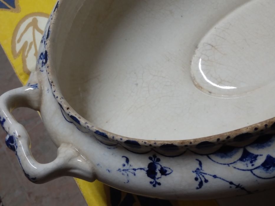 Terrina azul e branca anos 50 --mede 40cm