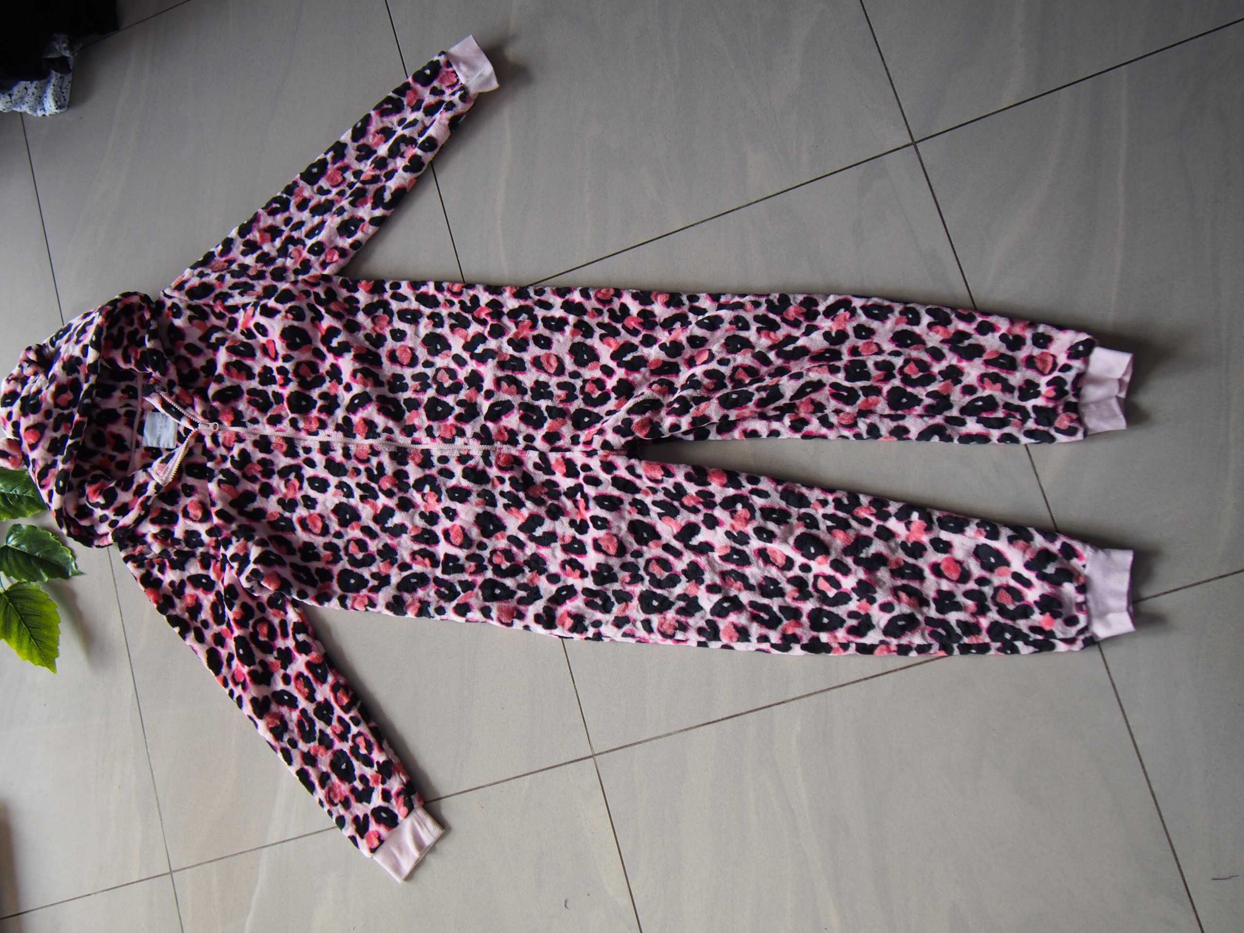 Pajac piżama 152 cm Next cętki