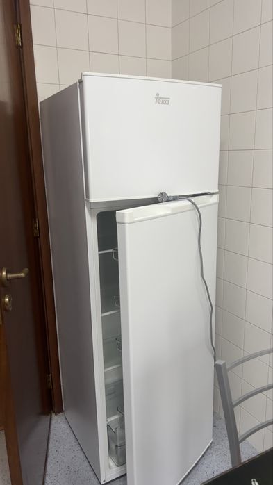 Frigorífico TEKA 2 portas com congelador