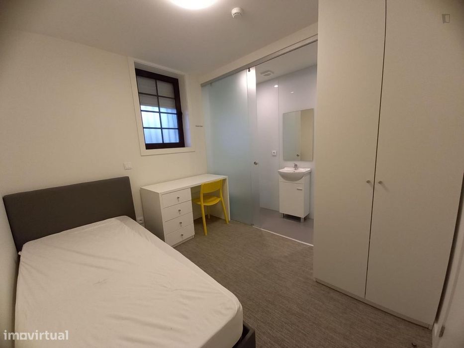 420480 - Quarto com cama de solteiro, com casa...