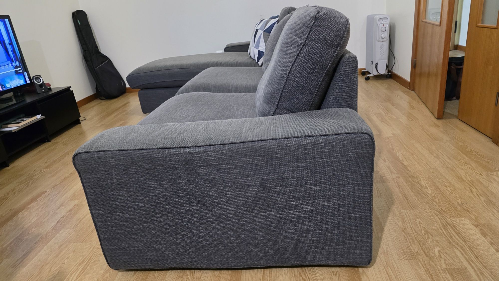 Sofá robusto e confortável, chaise-longue IKEA