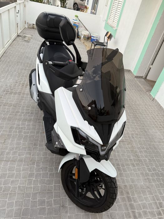 Sym ADX 300 com top case givi