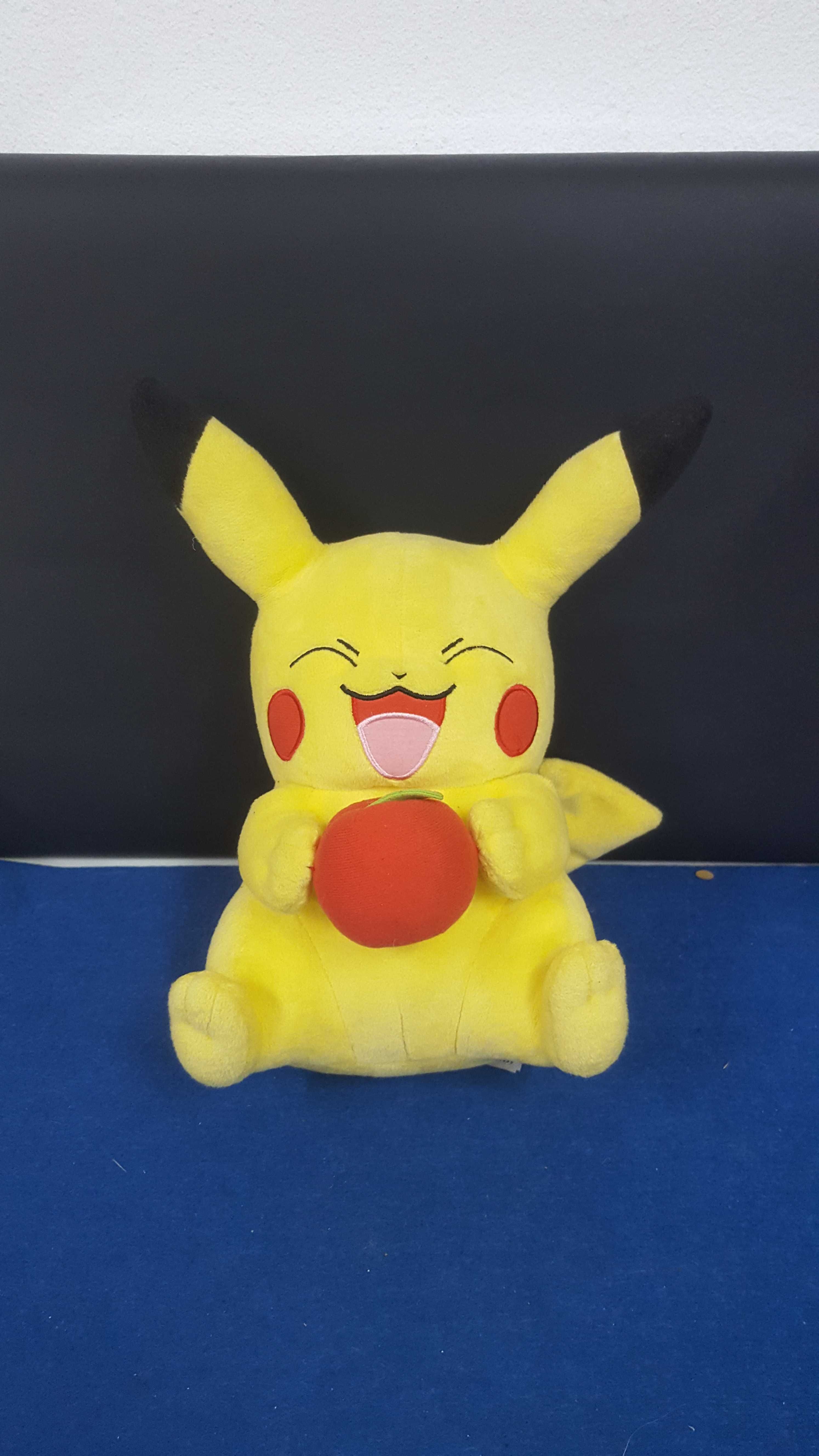 Peluche alusivo aos Pokemons. Pikachu com maçã.