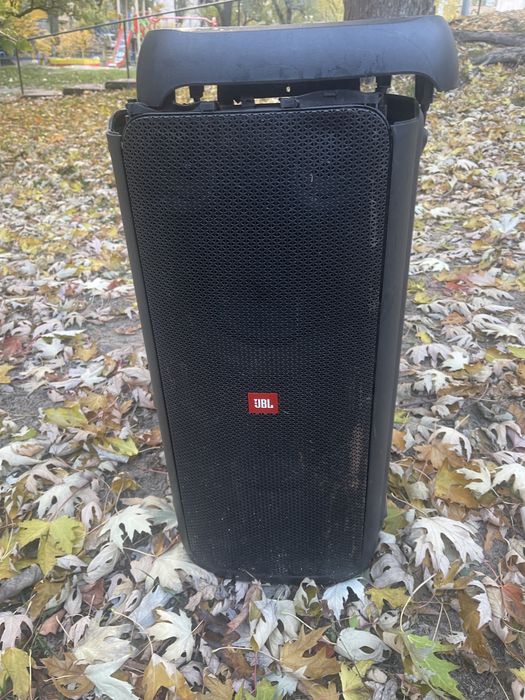 Колонка JBL PartyBox 300 на запчястини або відновлення.