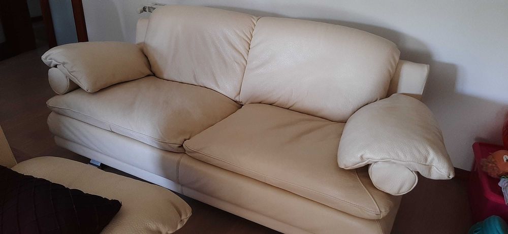 2 sofás em pele branco marfim em bom estado