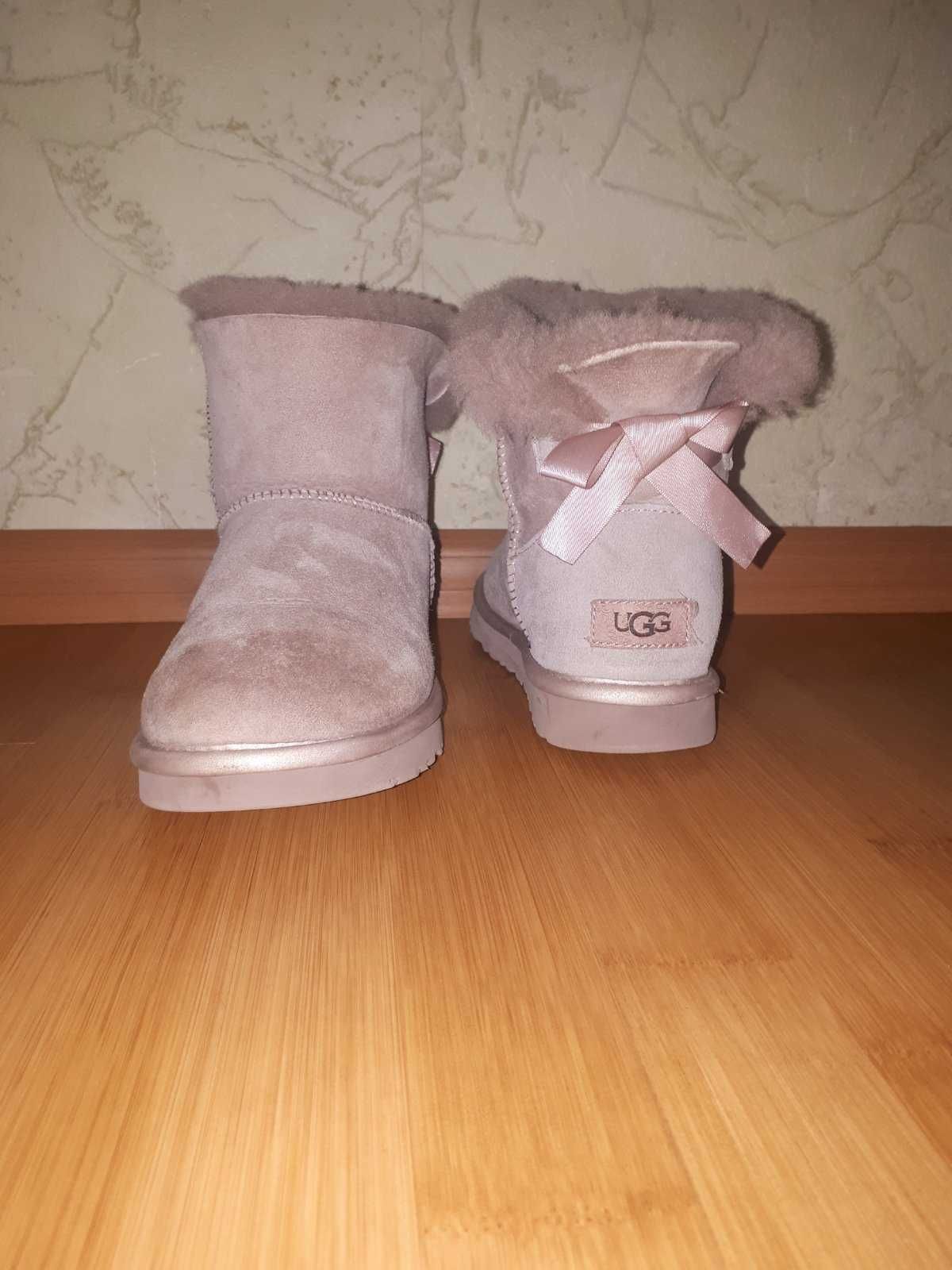 Пудровие уггі UGG