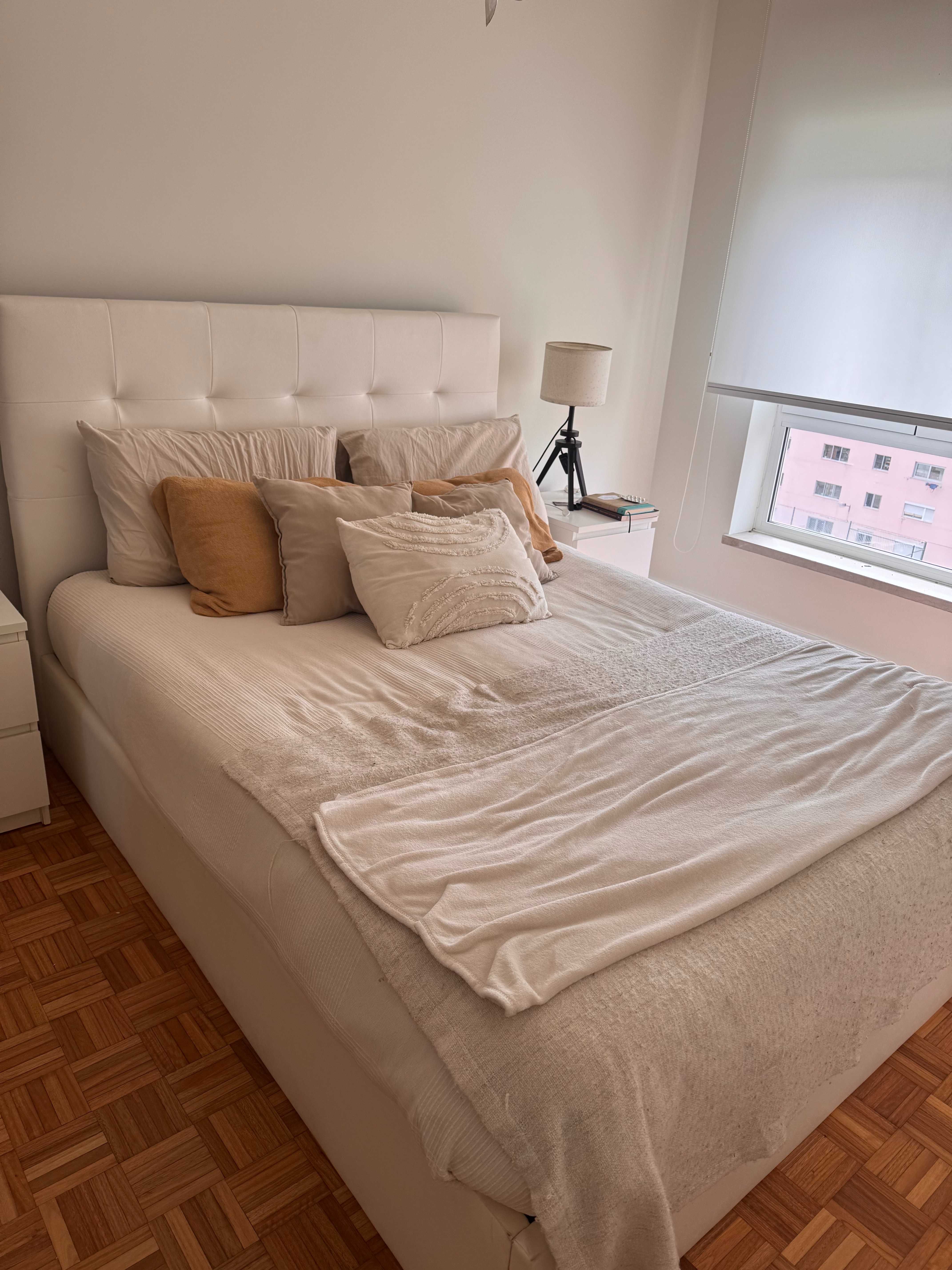 Cama de casal com cabeceira