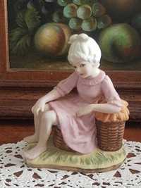 Figurka porcelana biskwitowa wys.13,5cm. (P.3197)