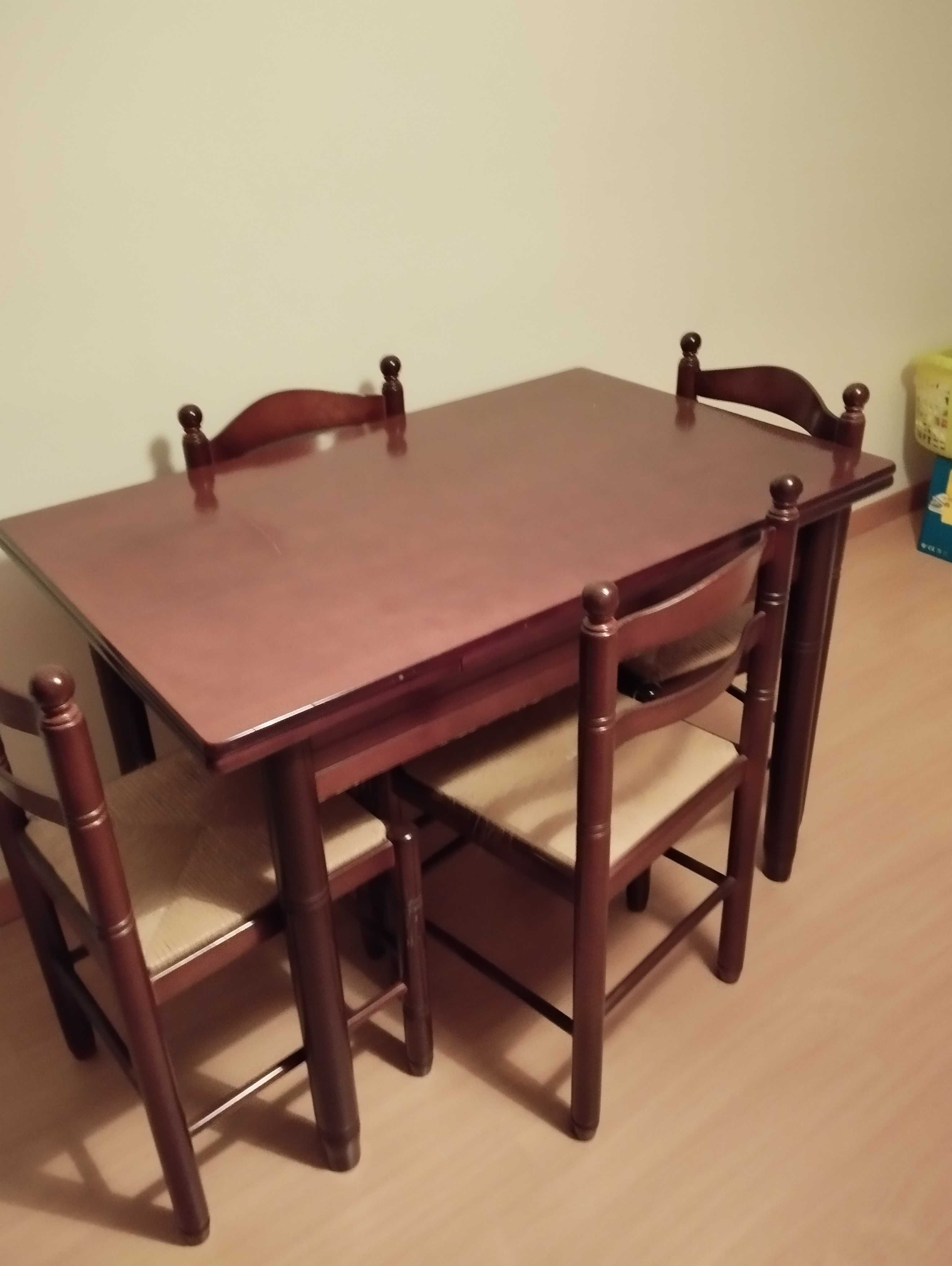 Mesa em mogno castanha com 4 cadeiras