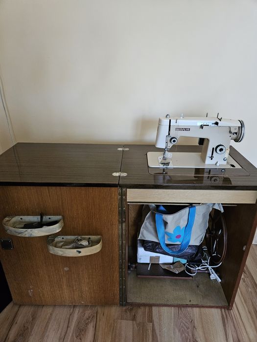Maszyna do szycia z szafką Łucznik elektryczna