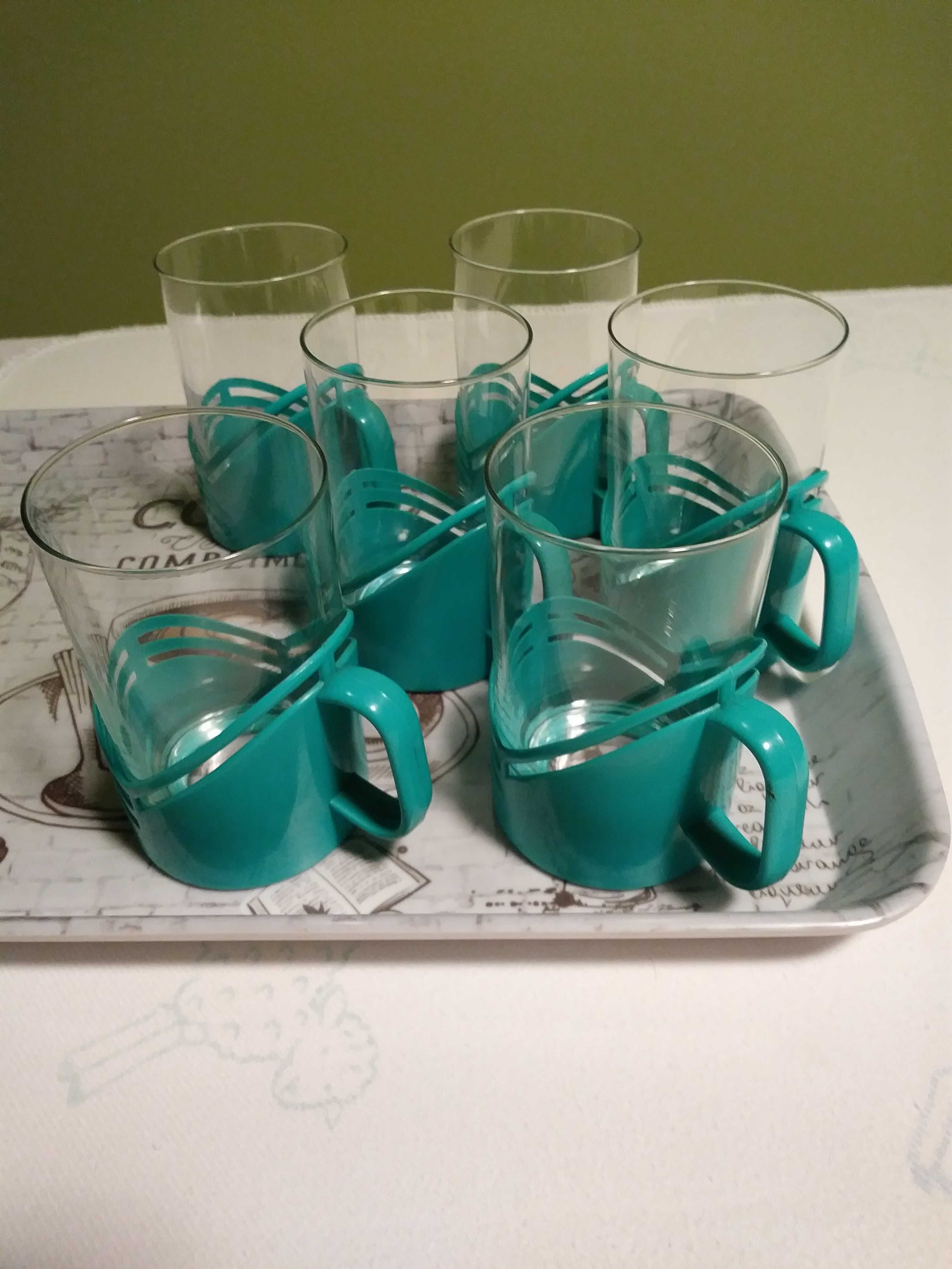 Sześć koszyków ze szklankami
