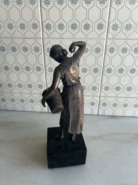Escultura de bronze com base em mármore