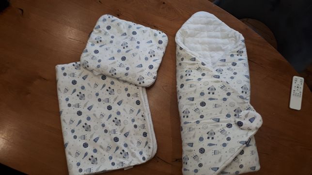 Komplet rożek, kolderka i poduszka dla niemowlaka.