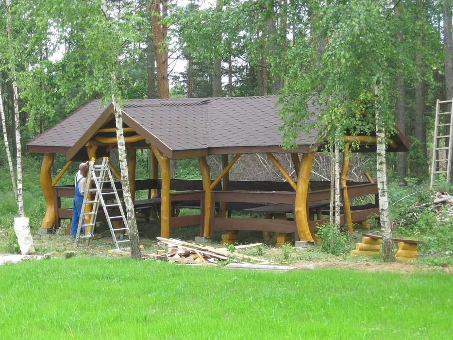 Altana z bali naturalnych krzywych okrągłych biesiadna ogrodowa