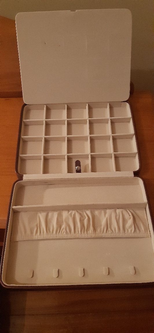Mala porta joias em pele