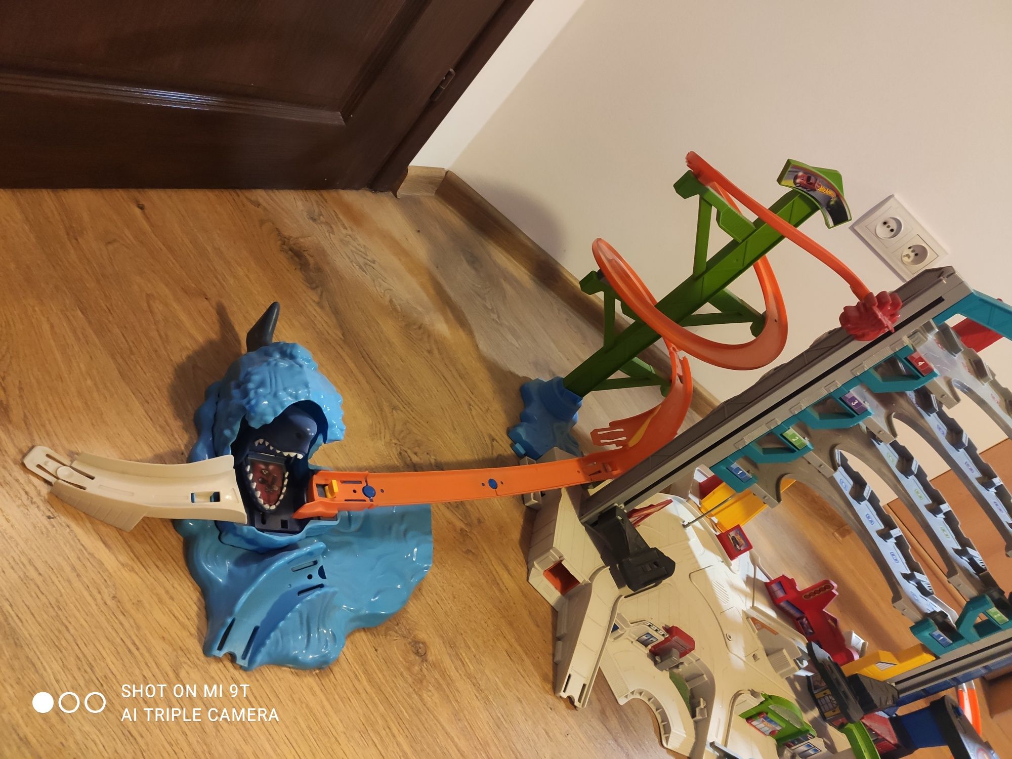 Garaż 4piętrowy Hot Wheels z rekinem