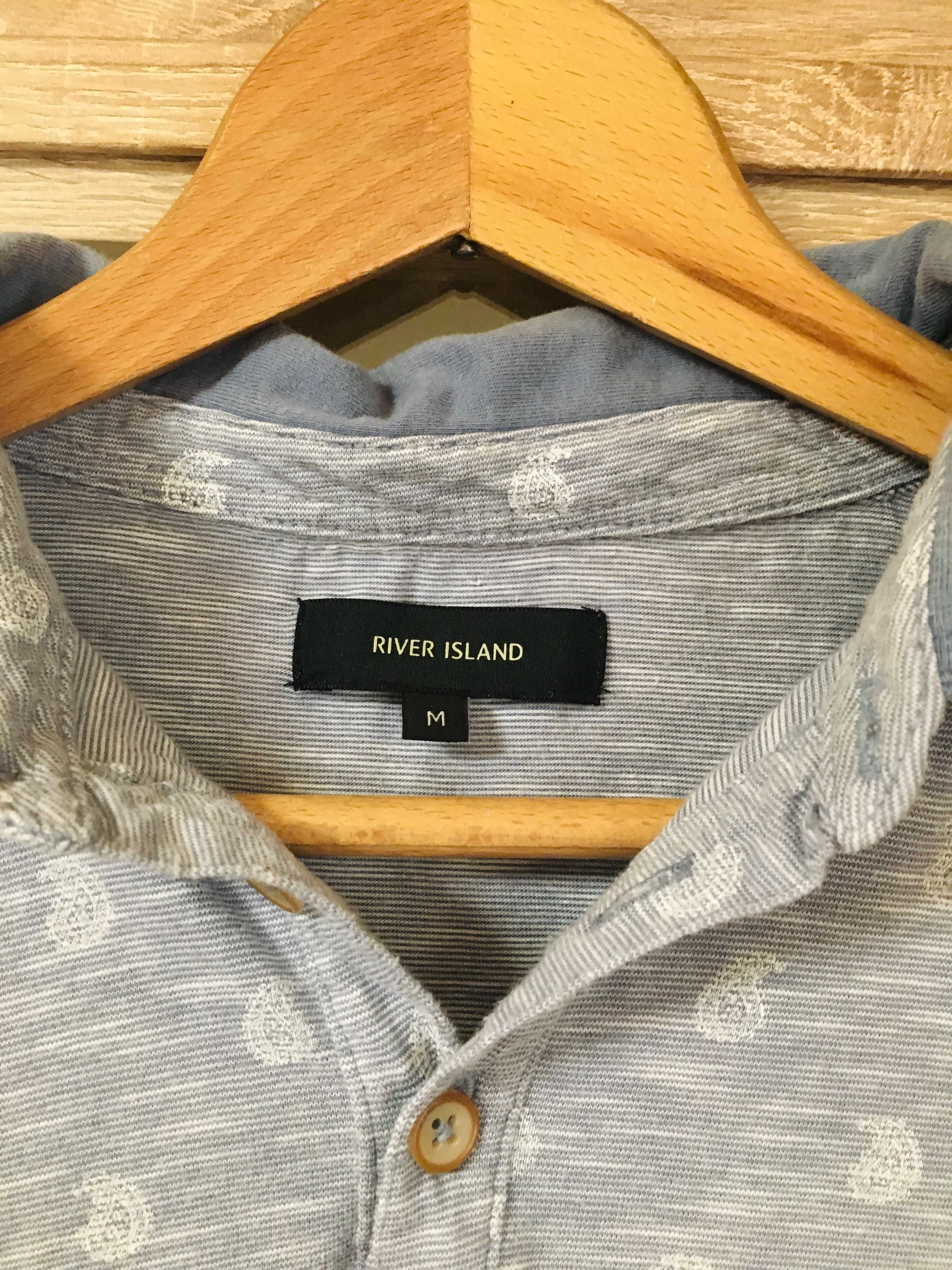 Koszulka jasno-niebieska we wzorki od River Island | Rozmiar M