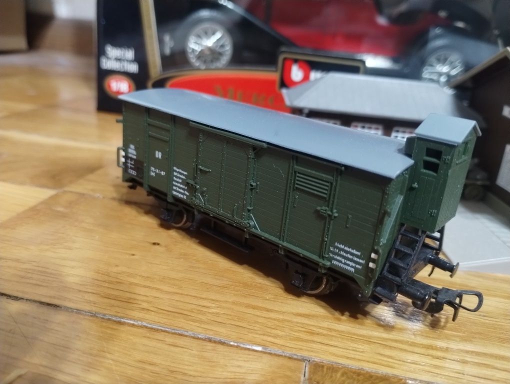 Budynek Stacja kolejowa H0 1:87 (nowy)+ wagon Piko H0 1:87