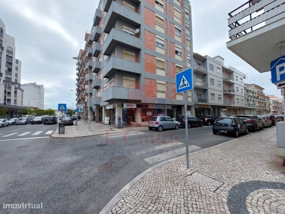 Loja com Garagem junto avenida 1º de Maio