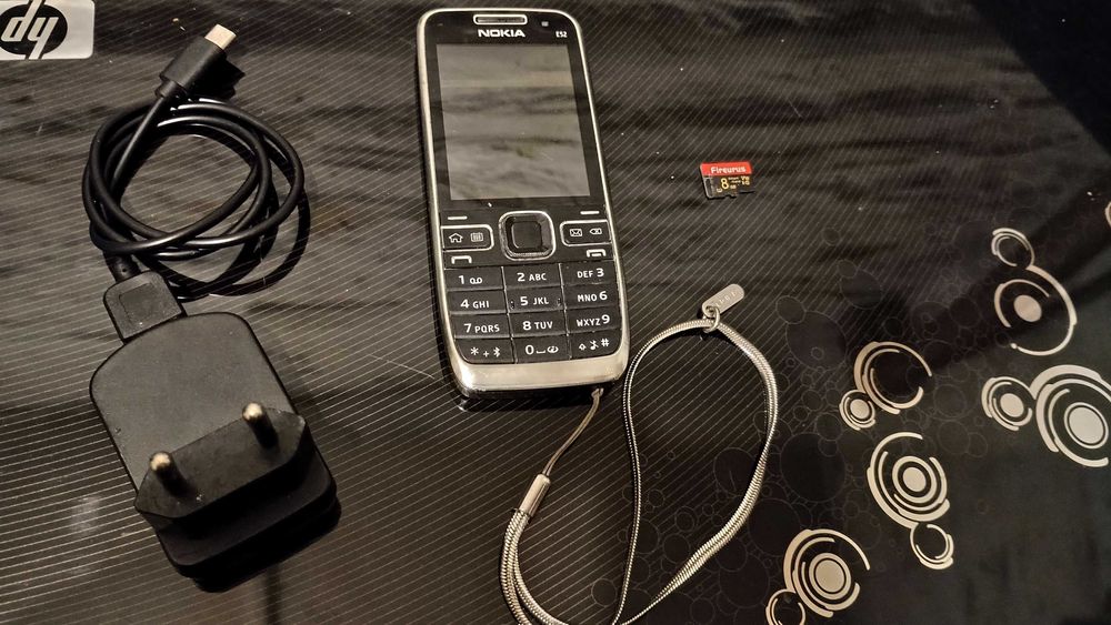 Telefon NOKIA E52 + karta 8GB + zawieszka z logo NOKIA