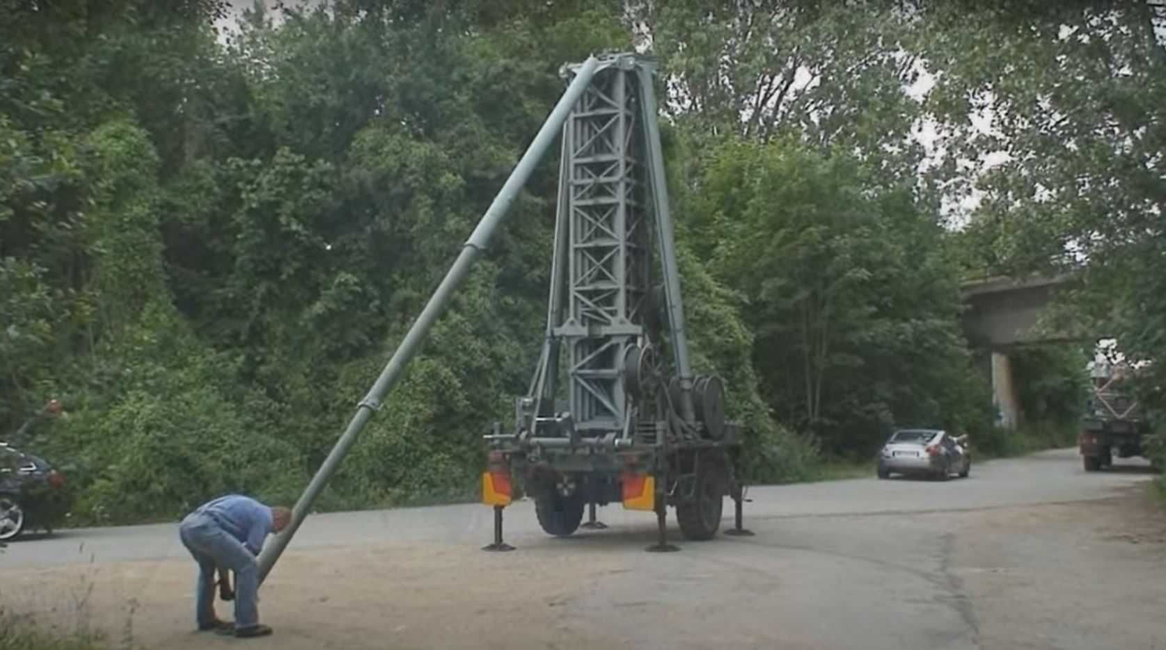 Militaria - mobilna wieża pod nadajnik - 25m.