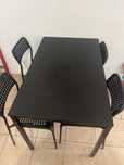 Conjunto e mesa de cadeiras