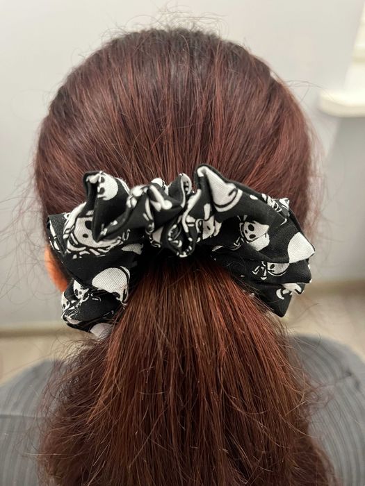 Mała halloweenowa gumka scrunchie – czarna z motywem czaszek, handmade