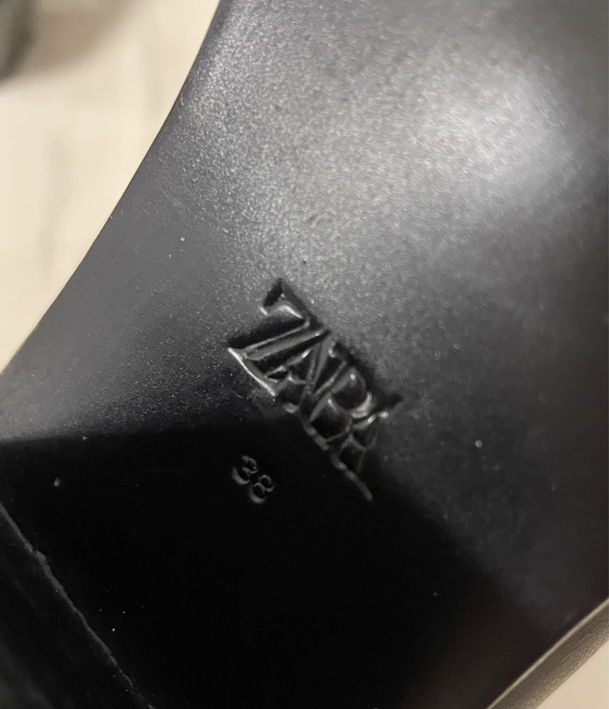 Шкіряні ботильйони Zara