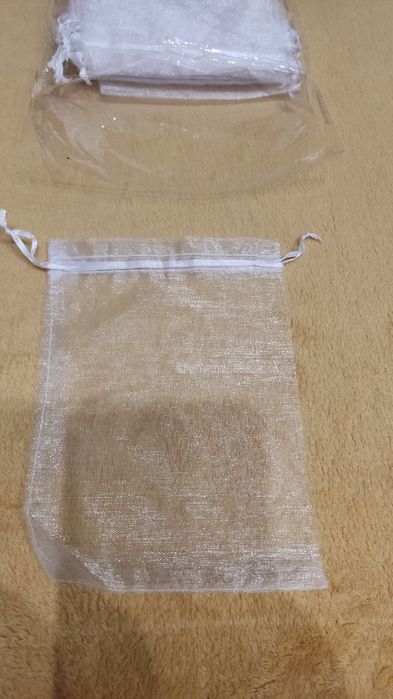 Białe woreczki z organzy