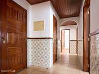 Apartamento T2 no rés-do-chão, com garagem e arrecadação, em Vila R...