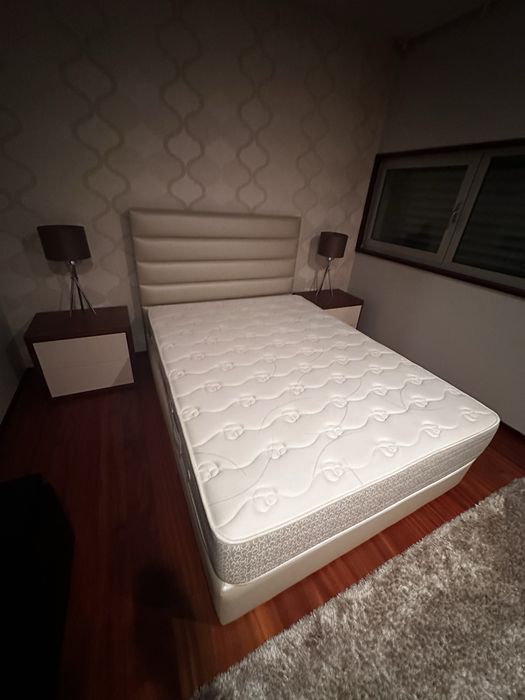Conjunto cama NOVA com mesas de cabeceira