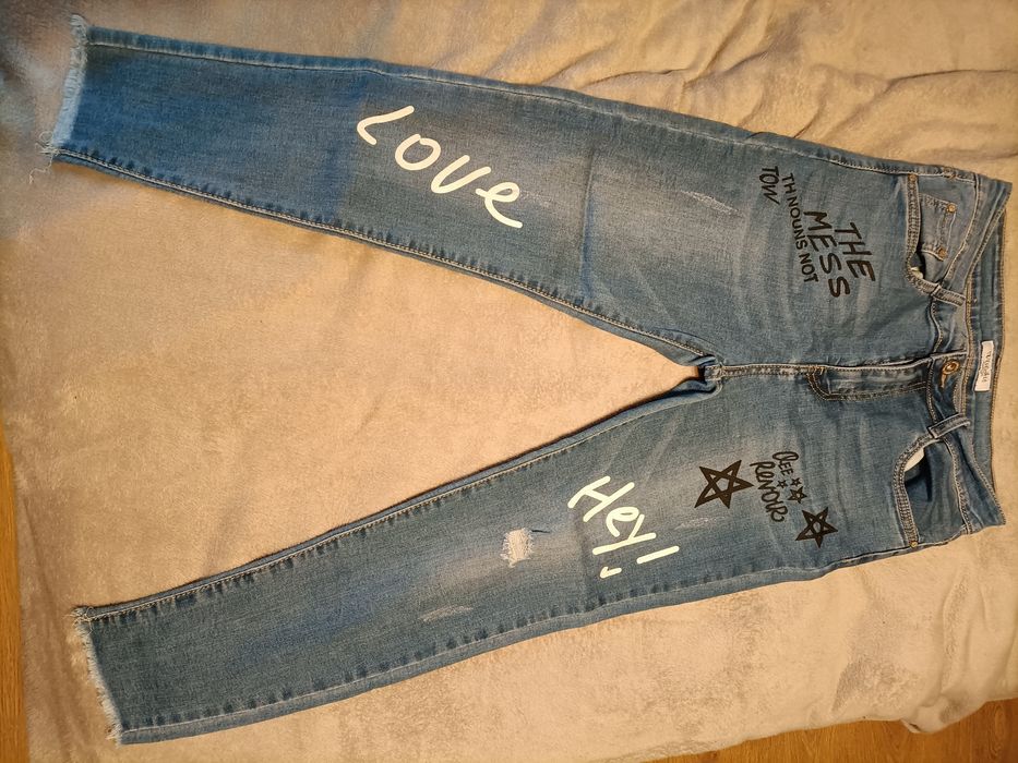 Spodnie jeans z ozdobnymi napisami
