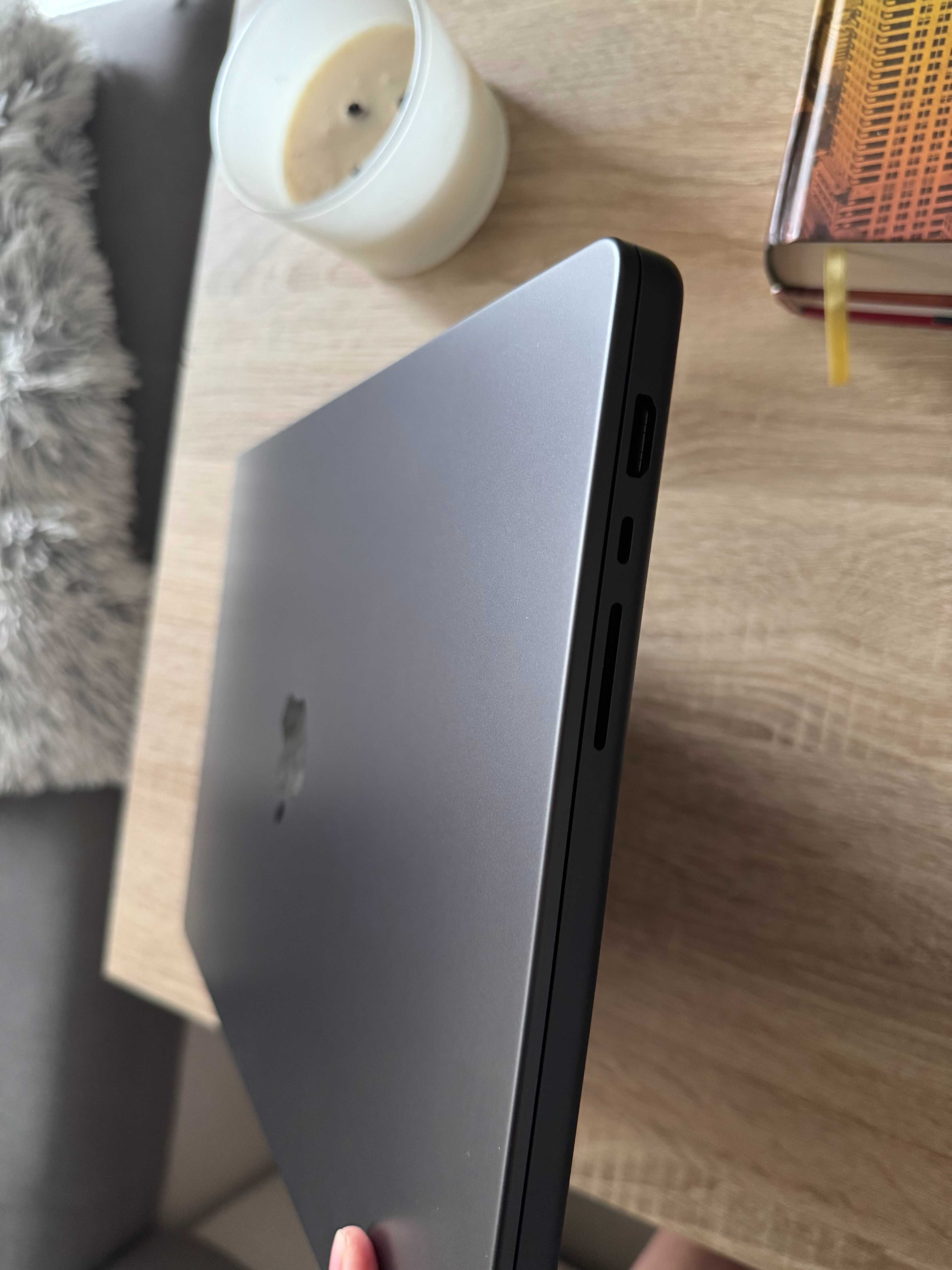 MacBook Pro 16' M4 48GB (almost new, with box)