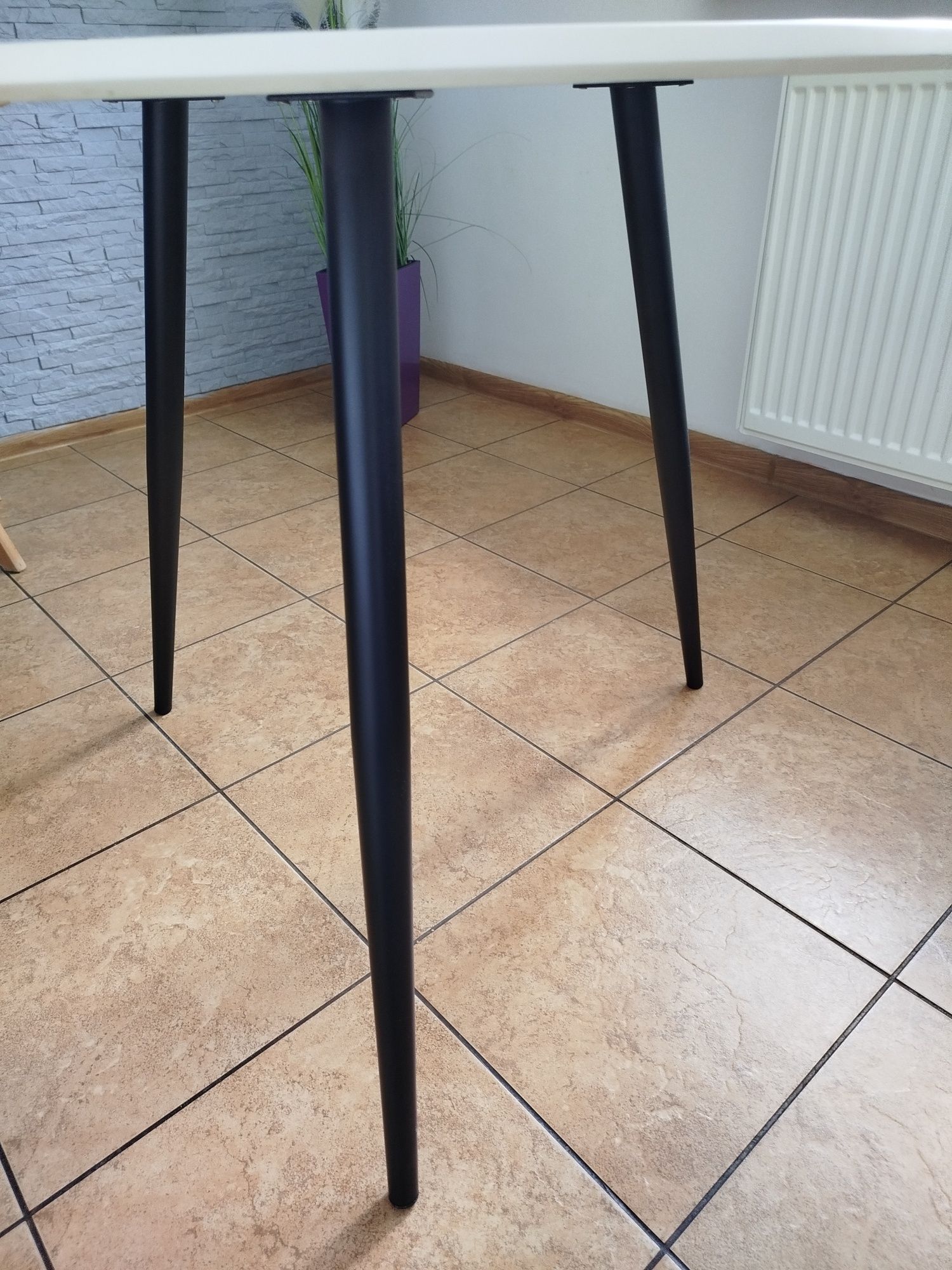 Stół         .  .