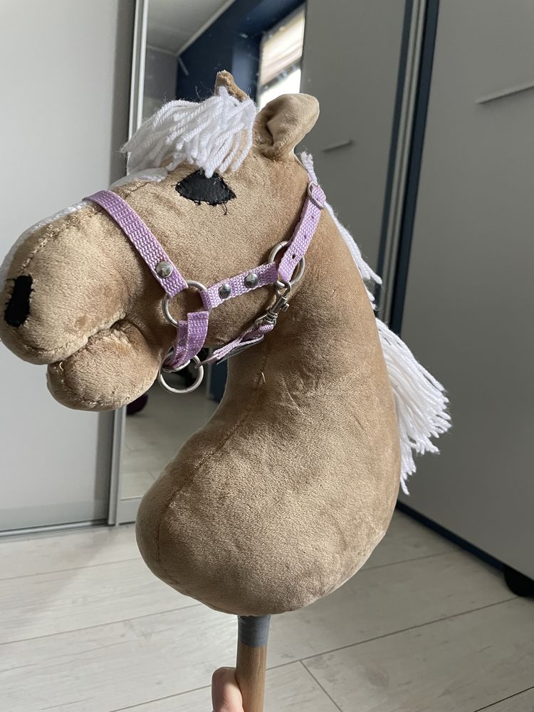 Hobby Horse beżowy z kantarem i kijem